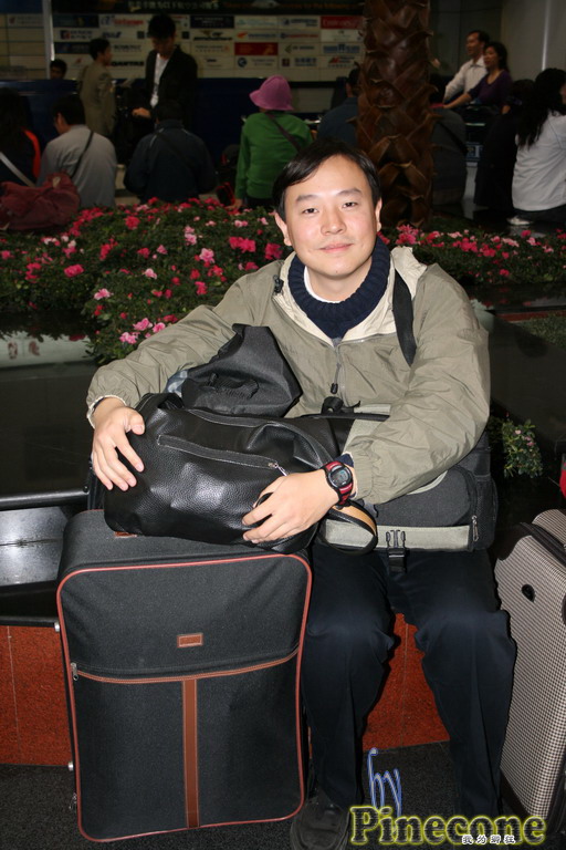 箱子后面还有一个大旅行包呢