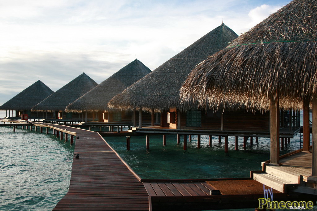 怀着激动的心情走向水上屋WATER BUNGALOW